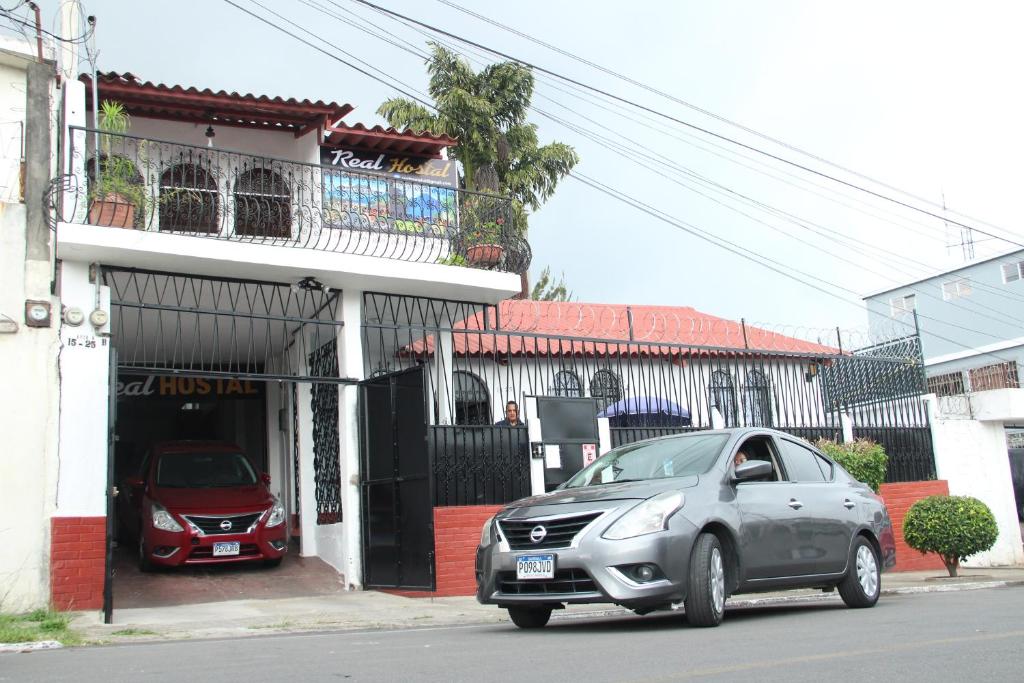un coche plateado estacionado frente a un edificio en Real Hostal, en Guatemala
