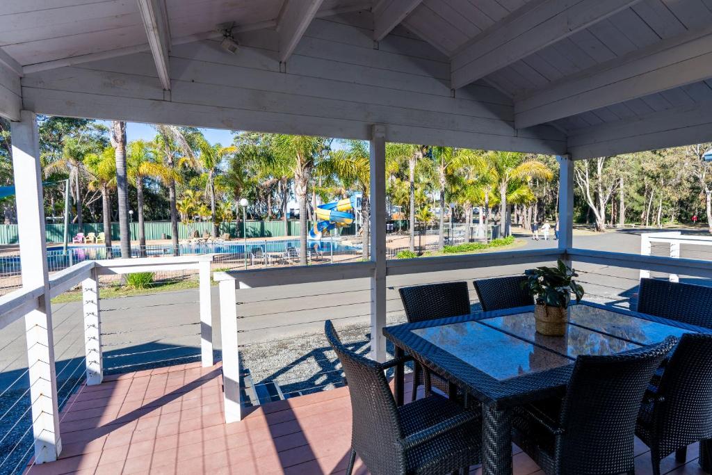 BIG4 Tasman Holiday Parks - Racecourse Beach - Deluxe Poolside Villa (2BR)