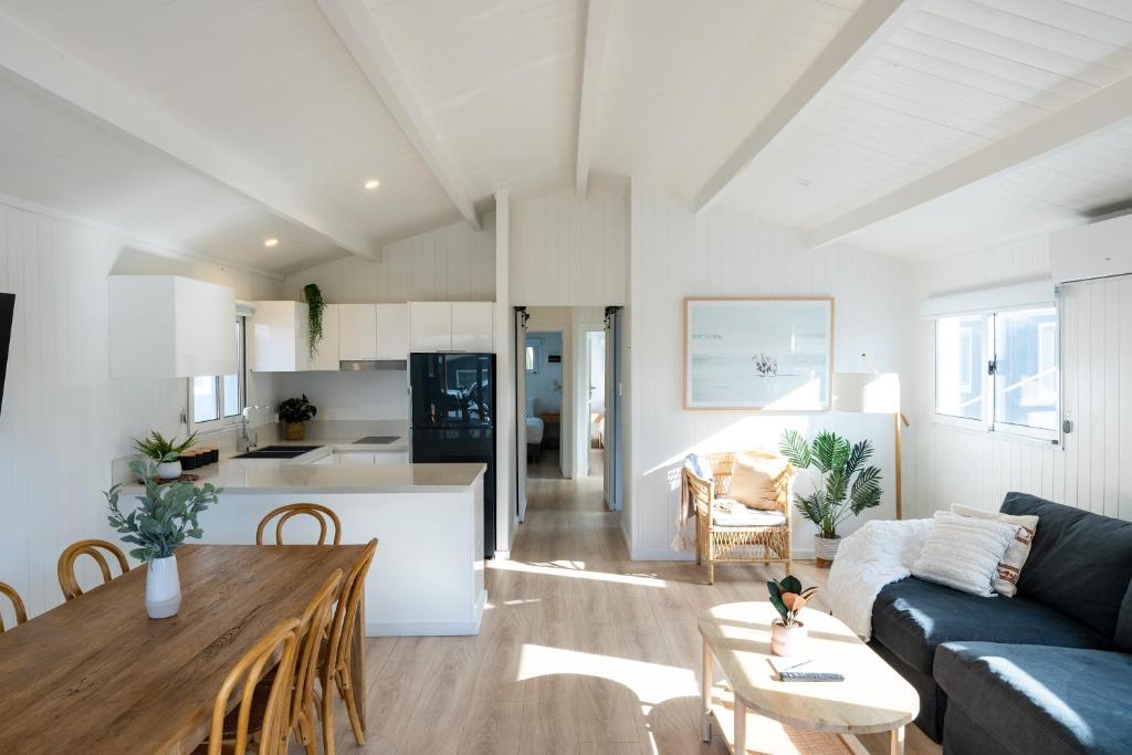 BIG4 Tasman Holiday Parks - Racecourse Beach - Deluxe Villa (3BR)