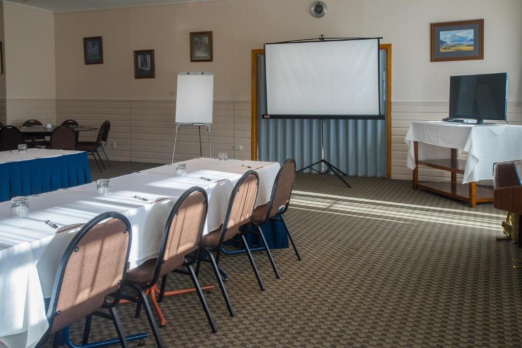 TV a/nebo společenská místnost v ubytování Kingsgate Hotel Te Anau