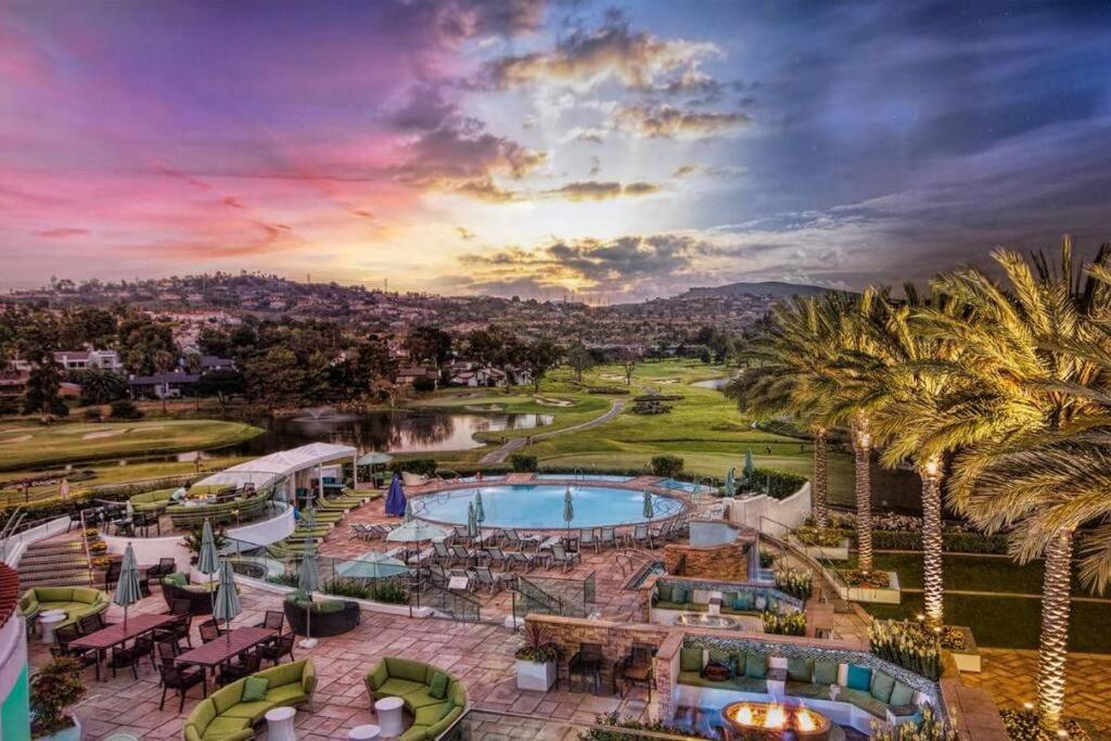 Blick auf ein Resort mit Pool und Palmen in der Unterkunft Luxury Villa at Omni La Costa Resort & Spa in Carlsbad