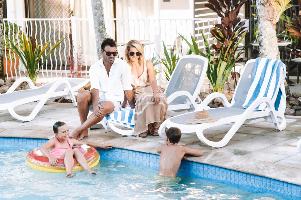 un grupo de personas sentadas en una piscina en Noosa Place Resort, en Noosaville