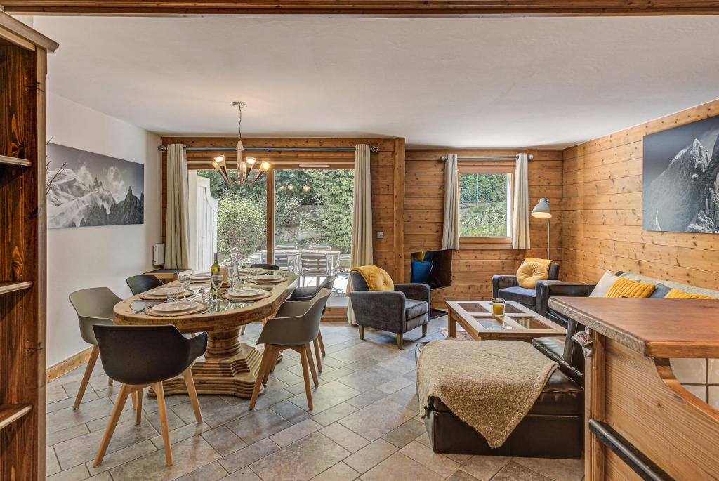 een eetkamer en een woonkamer met een tafel en stoelen bij Apartment Villa Vallet 1, Alpes Travel, Chamonix Old Town, Sleeps 6 in Chamonix-Mont-Blanc