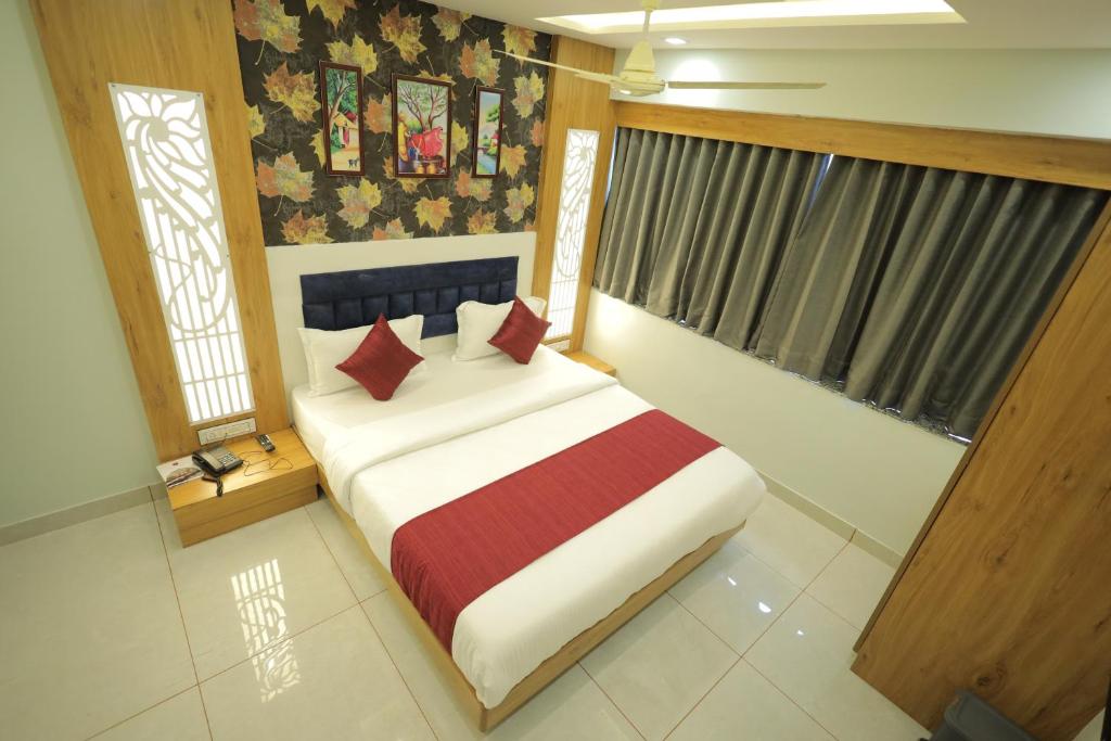 Postel nebo postele na pokoji v ubytování HOTEL RK FORTUNE