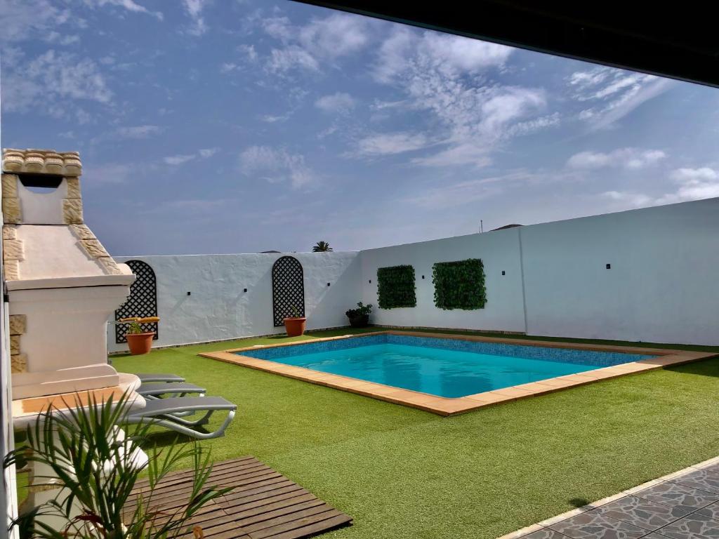 una piscina en el patio trasero de una casa en Villa Miriam, en Tinajo