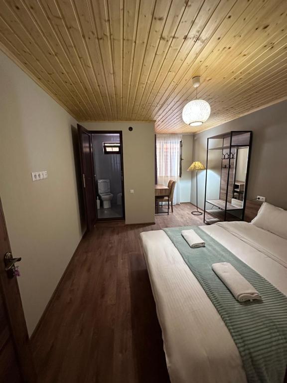Postel nebo postele na pokoji v ubytování Mestia Views