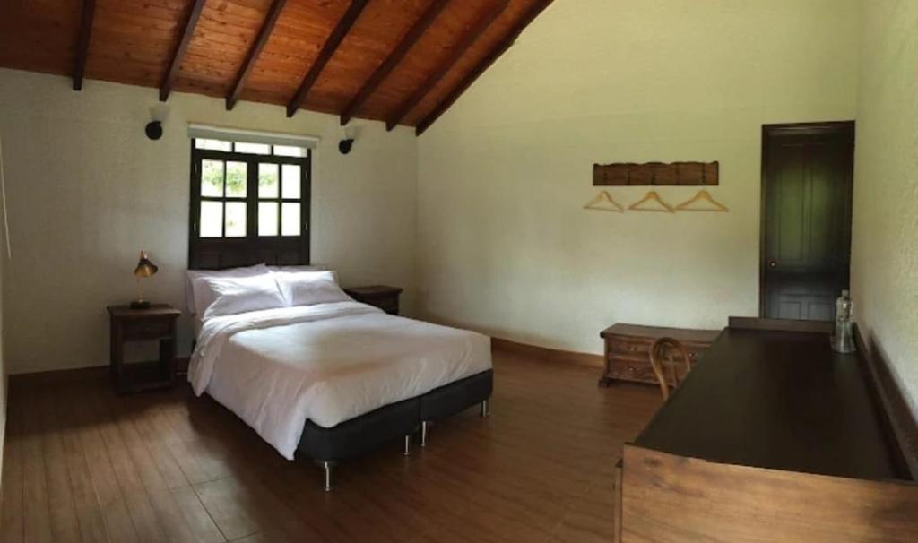 1 dormitorio con cama y mesa de billar en La Estancia del Clavellino, en Los Santos