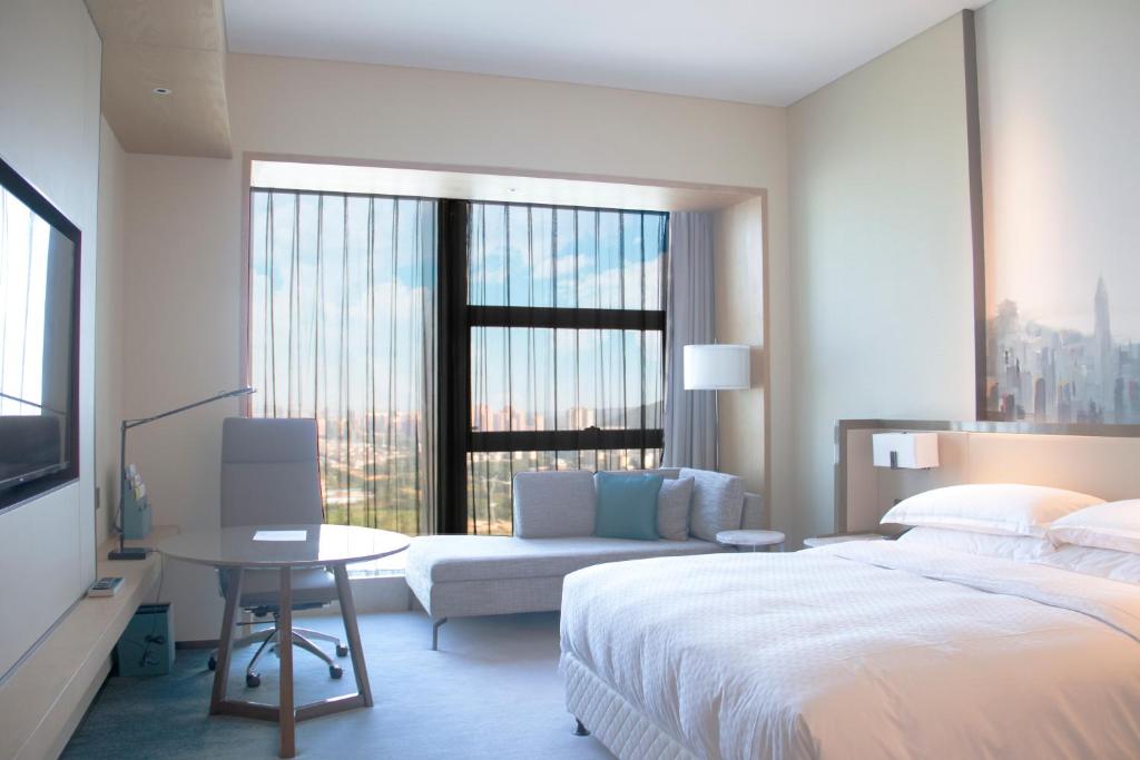 Rúm í herbergi á Four Points by Sheraton Wuhan, Jiangxia