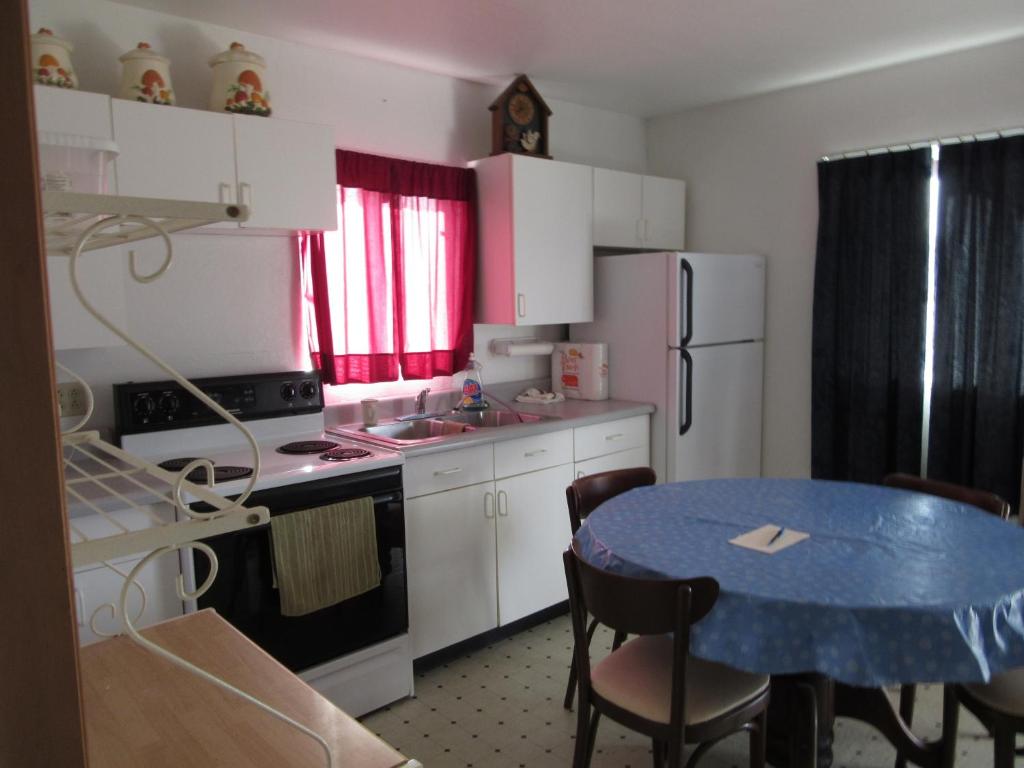 A kitchen or kitchenette at All Seasons Campground