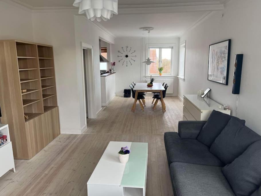 Posezení v ubytování Familievenlig lejlighed tæt på Amager Strand