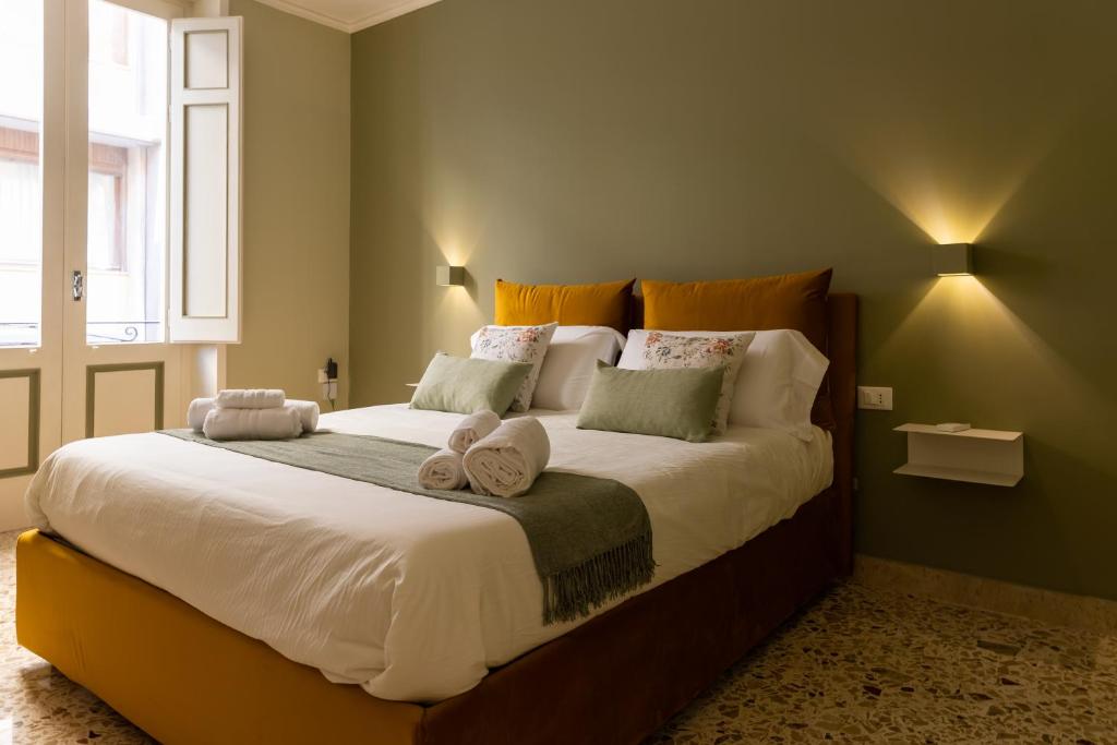1 dormitorio con 1 cama grande y toallas. en Casa Franca, en Marsala
