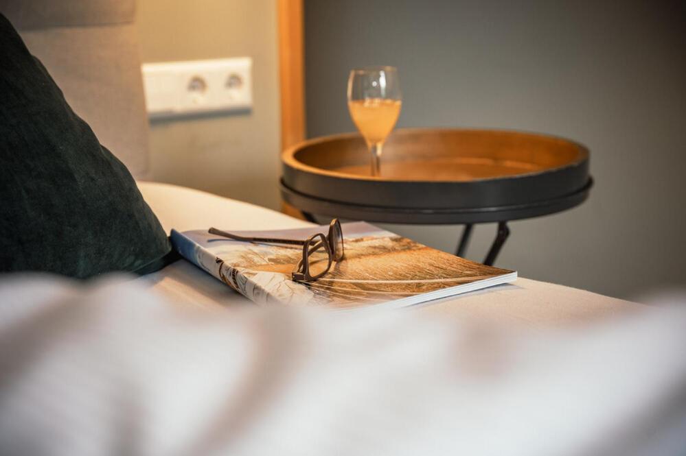 Postel nebo postele na pokoji v ubytování Allgäuer Genusshotel und Historischer Dorfgasthof Hirsch