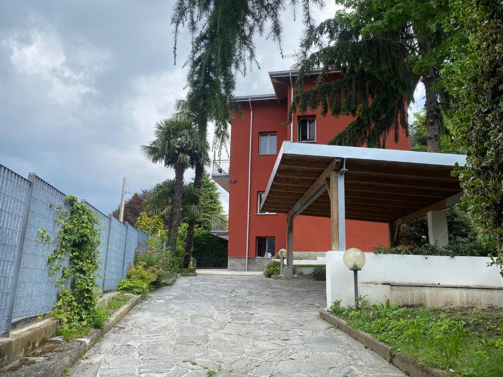 a red house with a stone driveway in front of it at B&B NAR in Como