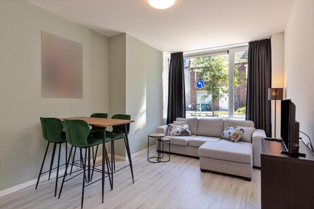 een woonkamer met een bank en een tafel bij Hertog 1 Modern and perfectly located apartment in Eindhoven