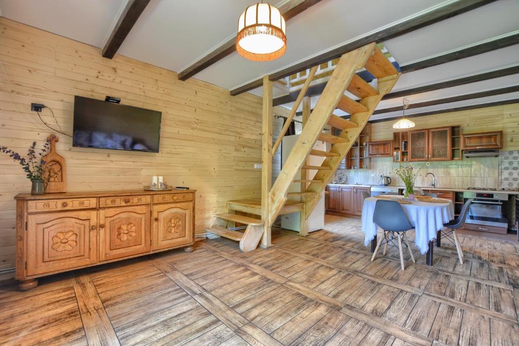 Televízia a/alebo spoločenská miestnosť v ubytovaní Domek z Piernika 729-656-514