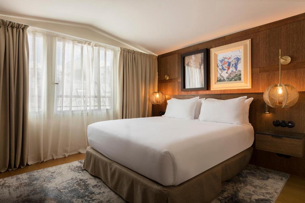 Postel nebo postele na pokoji v ubytování Hotel Pulitzer Paris