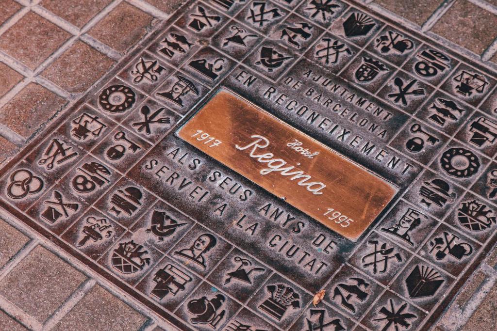 un trou d'homme métallique muni d'un panneau. dans l'établissement Hotel Regina Barcelona, à Barcelone