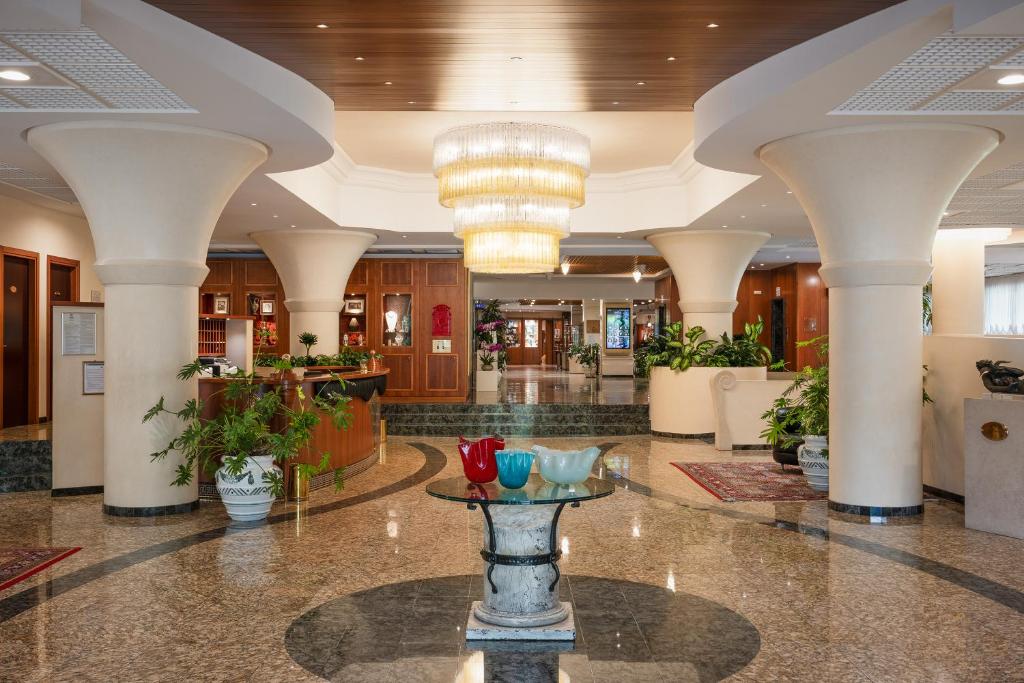 a lobby with a fountain in the middle of a building at Savoy Beach Hotel & Thermal Spa in Bibione
