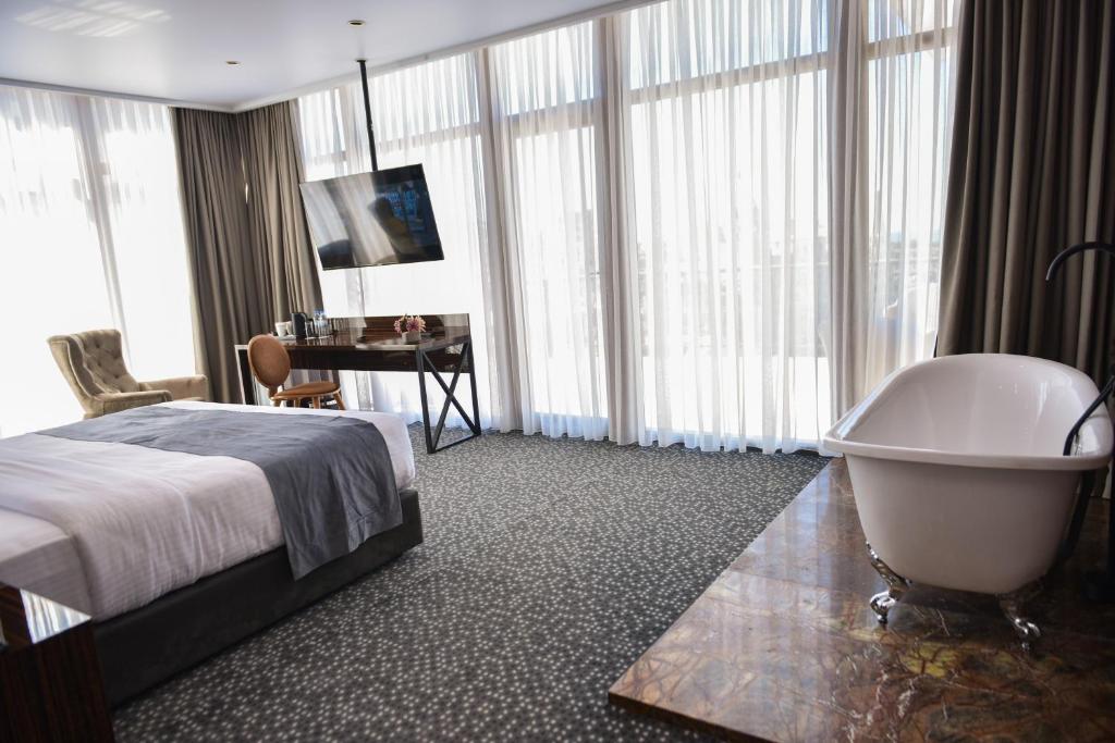 TV a/nebo společenská místnost v ubytování Hotel Monarch
