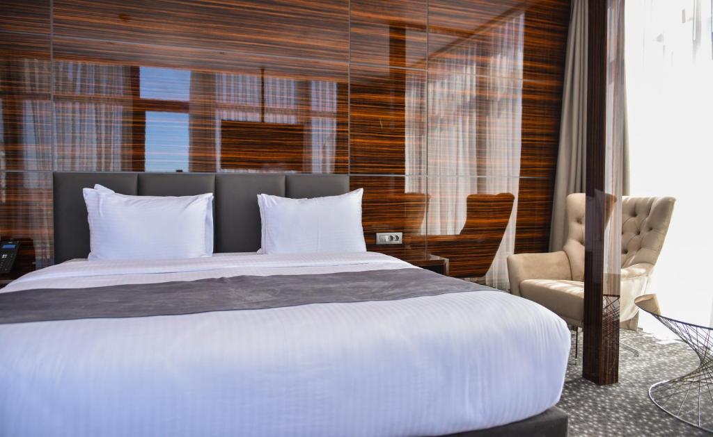 Postel nebo postele na pokoji v ubytování Hotel Monarch