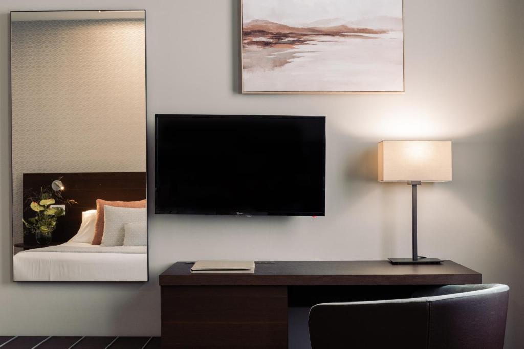 Televízia a/alebo spoločenská miestnosť v ubytovaní Hotel Michelangelo