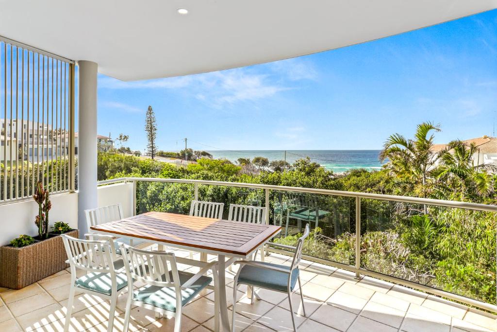 einen Tisch und Stühle auf einem Balkon mit Meerblick in der Unterkunft Penthouse luxe, Sunrise Beach in Sunrise Beach
