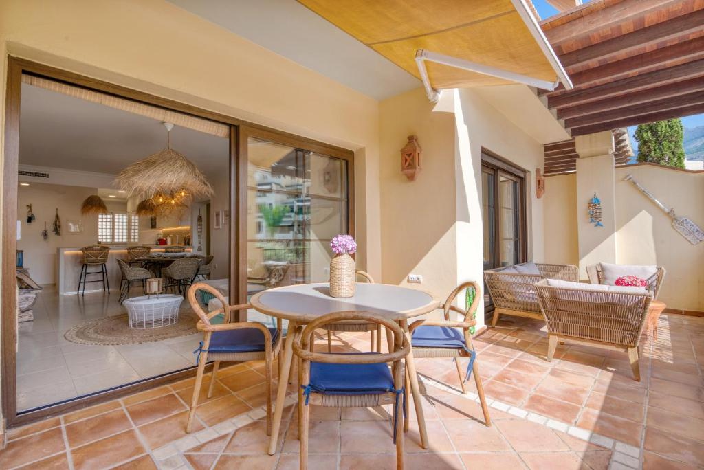 ein Esszimmer mit Tisch und Stühlen in der Unterkunft Villa Gadea 7-2 in Altea