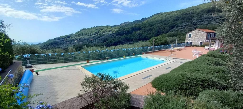 una piscina frente a una montaña en Agrisport Cà di Cuni en Roncagli