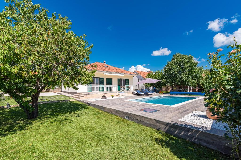una casa con piscina y patio en Holiday Home Endi en Lozovac