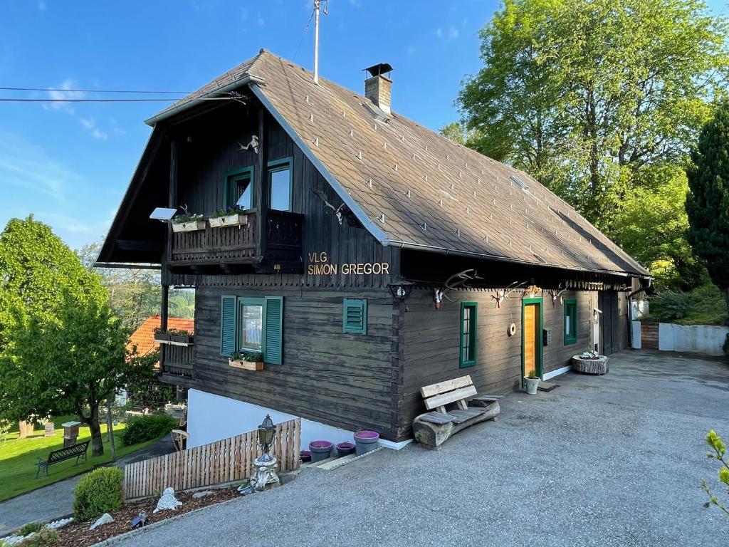 Cabaña de madera con porche y balcón en Ferienhütte Simon Gregor, en Eitweg