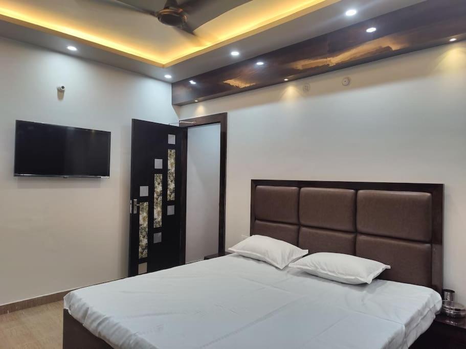 Postel nebo postele na pokoji v ubytování Surya Niwesh 103