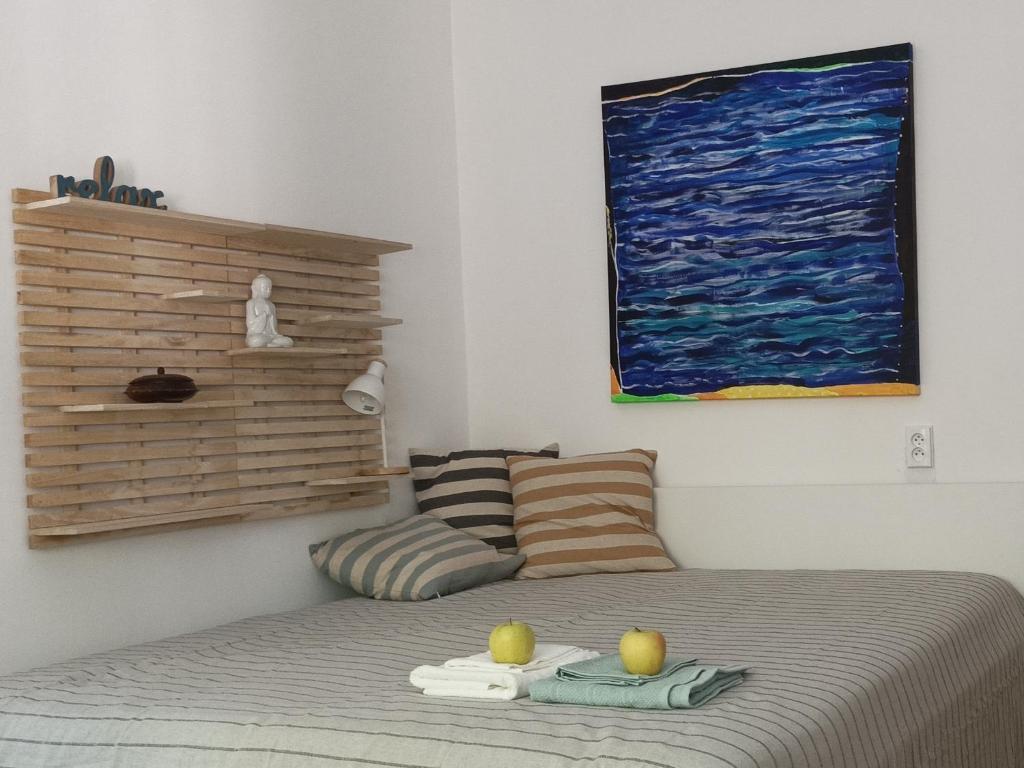 1 dormitorio con 1 cama y una pintura en la pared en nice flat under the castle, en Bratislava