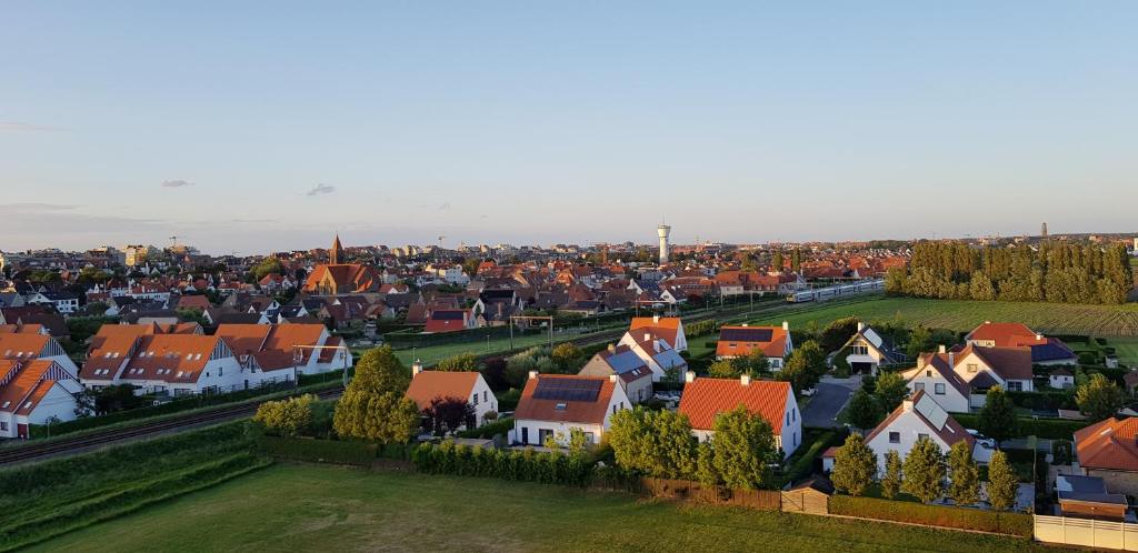 una vista aérea de una localidad con casas y árboles en Duinbergen appartement, en Knokke-Heist