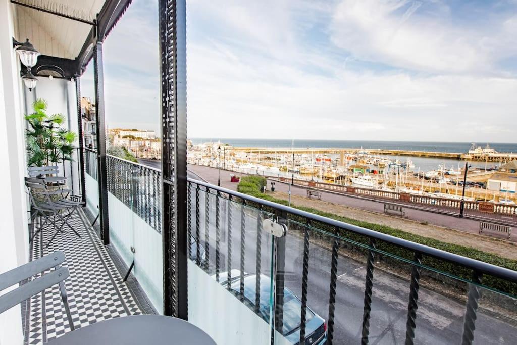 een balkon met uitzicht op de oceaan bij The Balcony in Ramsgate