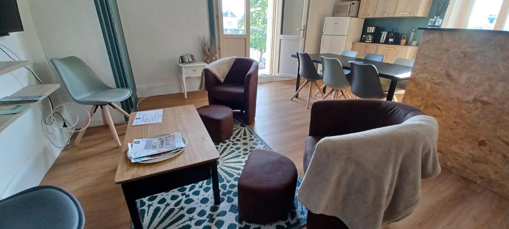 - un salon avec des chaises et une table dans l'établissement Le Logis de la Place, à Thouars