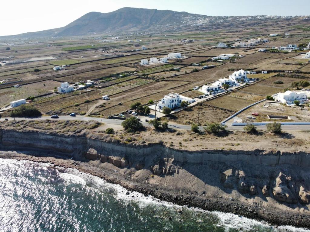 - une vue aérienne sur la plage et l'océan dans l'établissement Hotel Paradisos Oia, à Oia