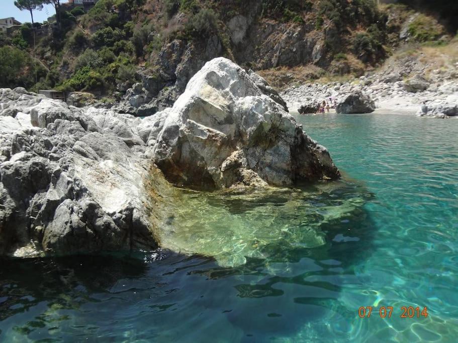 Una roccia in mezzo a un corpo d'acqua di Bilo Copanello Imminens Mari a Copanello