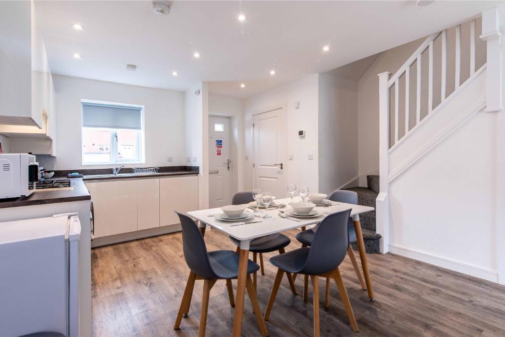 a kitchen and dining room with a table and chairs at Saxelbye House - Cosy 3 Bed Home near City Centre in Derby