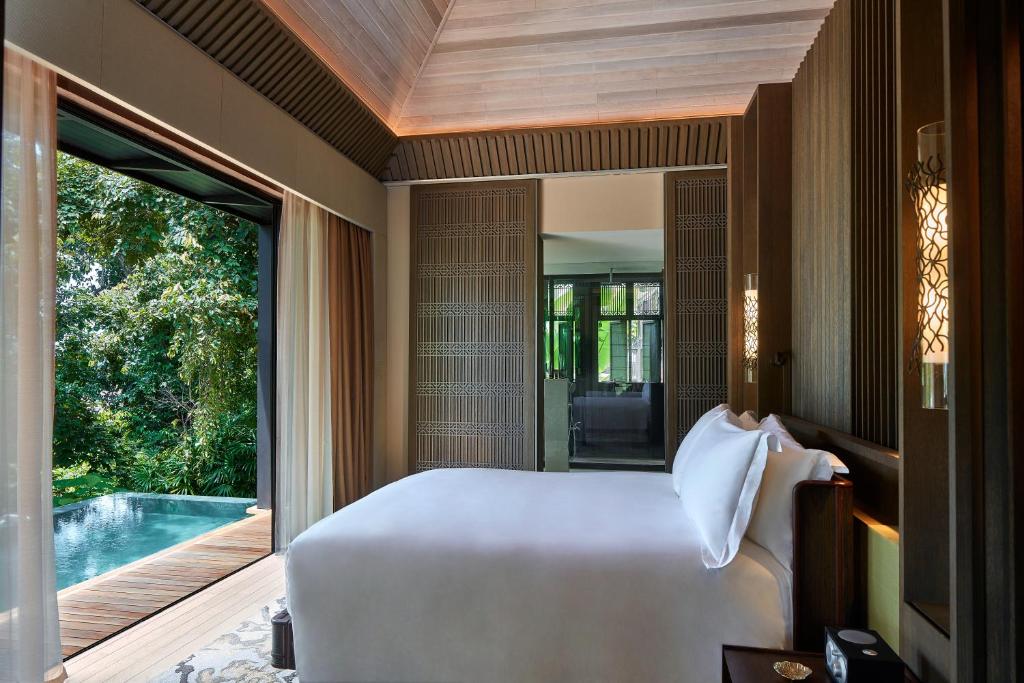 Postel nebo postele na pokoji v ubytování The Ritz-Carlton, Langkawi