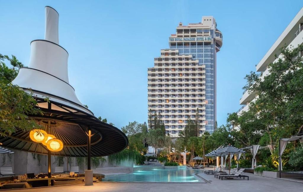 巴東海灘的住宿－The Royal Paradise Hotel & Spa - SHA Extra Plus，享有城市和高楼的景色