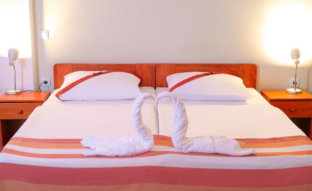 Posteľ alebo postele v izbe v ubytovaní Fordan Hotel Pécs