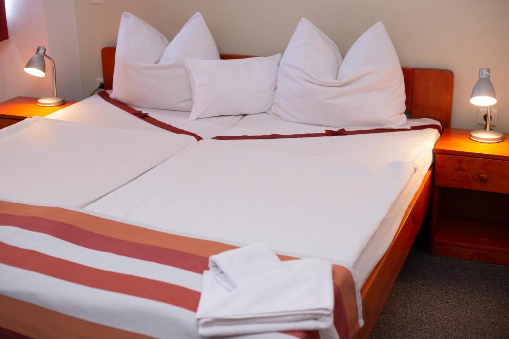 Posteľ alebo postele v izbe v ubytovaní Fordan Hotel Pécs