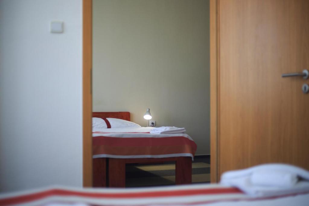 Posteľ alebo postele v izbe v ubytovaní Fordan Hotel Pécs