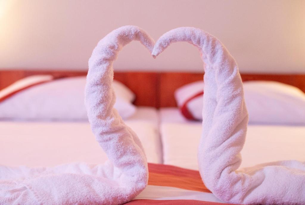 Posteľ alebo postele v izbe v ubytovaní Fordan Hotel Pécs