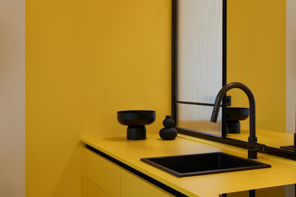 DWELL - Elegant City Stay - 15