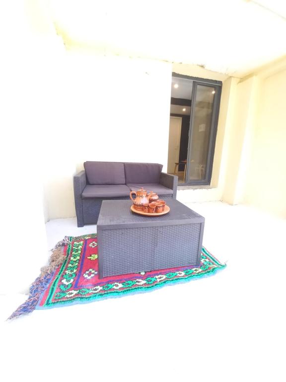 a living room with a couch and a table at Gîte Riad 4 personnes in Narbonne