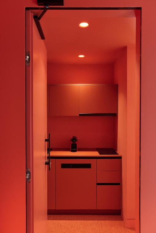 DWELL - Elegant City Stay - 7