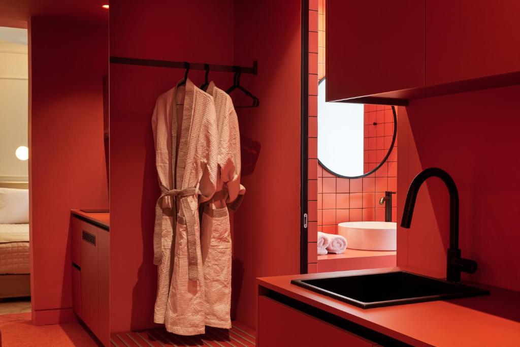 DWELL - Elegant City Stay - 6