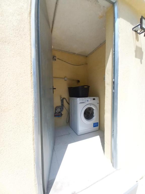 a small bathroom with a washing machine in a room at Gîte Riad 4 personnes in Narbonne