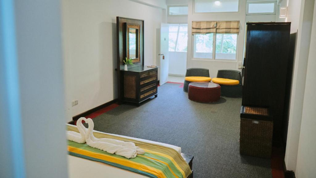 Postel nebo postele na pokoji v ubytování St.Lachlan Hotel & Suites